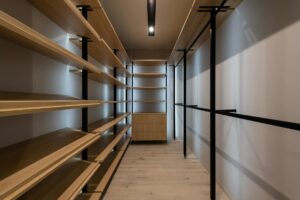 empty closet with shelving